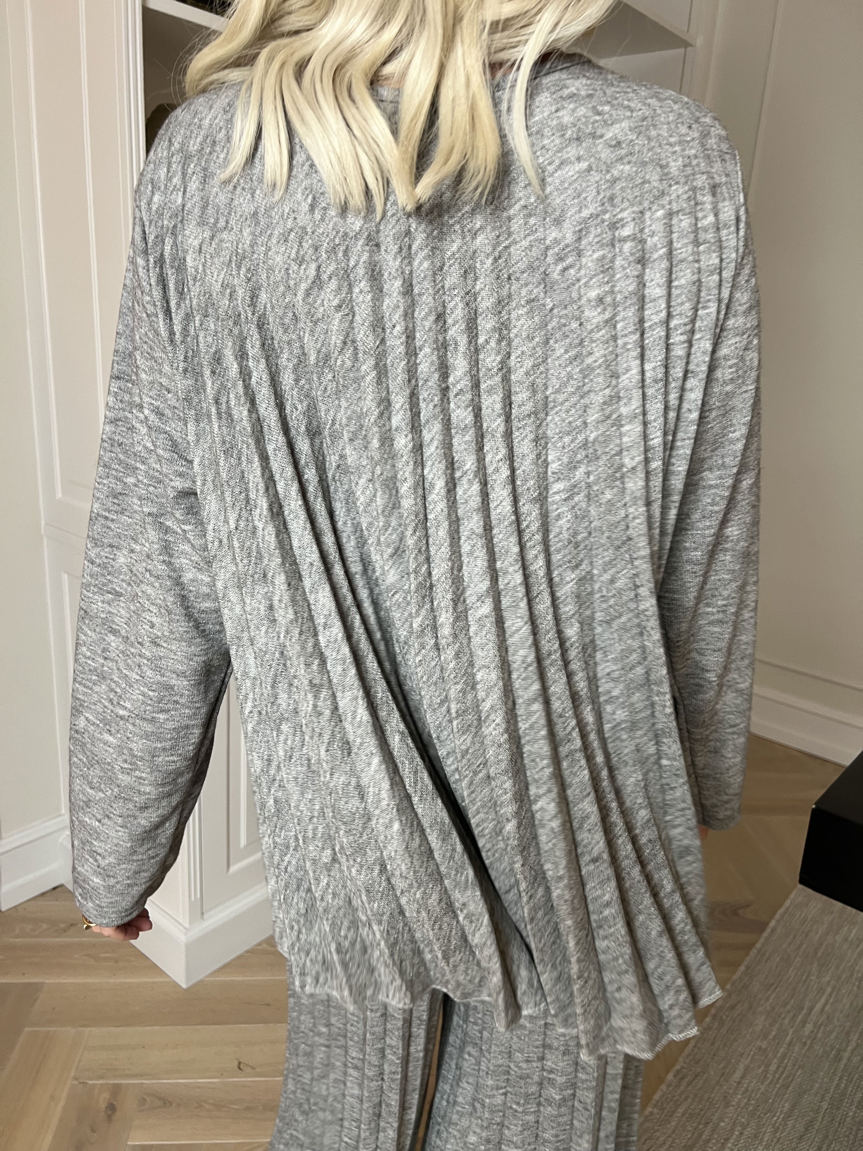 Anita Shirt - Blød plisseret strikbluse i viskose og uld